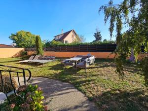 un tavolo da picnic e panche in un cortile di 4 chambres - 200m2 - Parking - Jardin a Irigny
