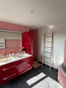 a bathroom with two sinks and a mirror and a ladder at Les portes du golf Wimereux - Face mer in Wimereux +18 photos