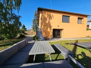 un tavolo da picnic davanti a una casa di 4 chambres - 200m2 - Parking - Jardin a Irigny