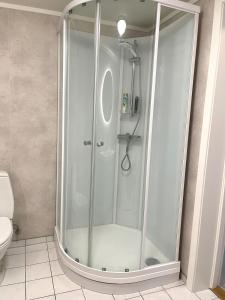 Phòng tắm tại Nyrenovert leilighet med 3 soverom i Odda sentrum +23 ảnh