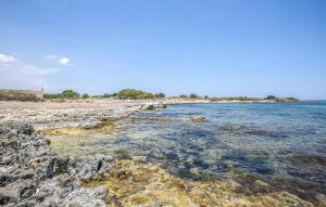 una playa con rocas y agua en Nice Home In Santa Maria Del Focall, en Santa Maria del Focallo