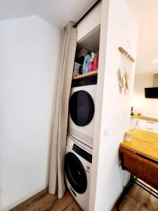 une cuisine avec un micro-ondes et une cuisinière dans l'établissement Villa Paradis 2 Soleil Mer Plage, à Valras-Plage