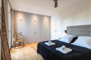 une chambre avec un lit avec deux serviettes dessus dans l'établissement La Casucha - Maison de ville, jardin, hammam, à Biarritz 32 autres photos