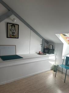 a white room with a couch and a chair at Magnifique maison coloniale in Noumea