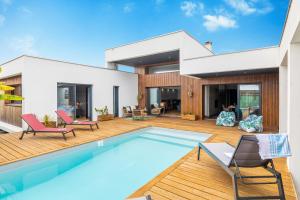 a house with a swimming pool and a patio at Villa Samare - Avec piscine à 5 min des plages in Anglet