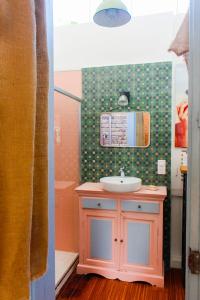 a bathroom with a pink sink and a shower at Magnifique maison coloniale in Noumea