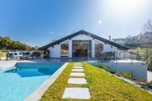 dom z basenem i domem w obiekcie Villa Olaina - Villa climatisée avec piscine w mieście Saint-Jean-de-Luz