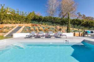 basen z krzesłami i patio w obiekcie Villa Olaina - Villa climatisée avec piscine w mieście Saint-Jean-de-Luz +25 zdjęć