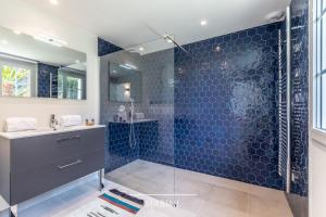 Łazienka w obiekcie Villa Olaina - Villa climatisée avec piscine