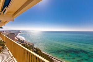 a view of the ocean from a balcony at Sunset - Vue exceptionnelle sur l'océan in Biarritz