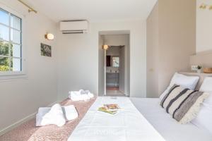 Łóżko lub łóżka w pokoju w obiekcie Villa Olaina - Villa climatisée avec piscine