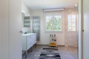 Łazienka w obiekcie Villa Olaina - Villa climatisée avec piscine