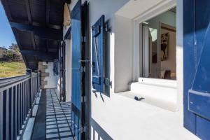Balkon lub taras w obiekcie Villa Olaina - Villa climatisée avec piscine