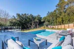 Basen w obiekcie Villa Olaina - Villa climatisée avec piscine lub w pobliżu
