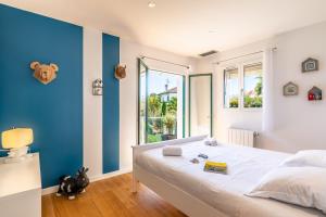 a bedroom with blue and white walls and a bed at Villa Julia - Villa contemporaine avec piscine in Anglet +21 photos
