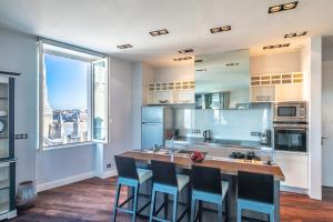 Kuchyň nebo kuchyňský kout v ubytování Atalaye - Grand appartement vue mer