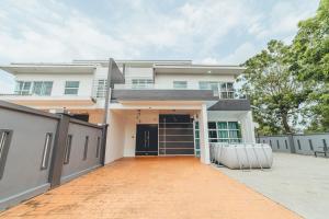 a white house with a gate and a driveway at d'Fun 5BR16-24px Pool BBQ NetFlx HotPot KTV Mahjong by Our Stay in Ulu Tiram