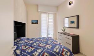 a bedroom with a bed and a dresser and a mirror at Bilocale Italia con vista mare in Varazze