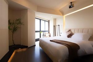 Postel nebo postele na pokoji v ubytování Changsha AquaEdge Hotel Wuyi Square长沙悦己阅湘江酒店