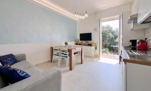 a living room with a couch and a table at Bilocale Italia con vista mare in Varazze