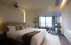 Postel nebo postele na pokoji v ubytování Changsha AquaEdge Hotel Wuyi Square长沙悦己阅湘江酒店
