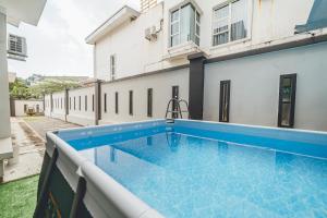 Bazén v ubytování d'Hom 6BR16-25px Pool BBQ NetFlx HotPot KTV Mahjong by Our Stay nebo v jeho okolí