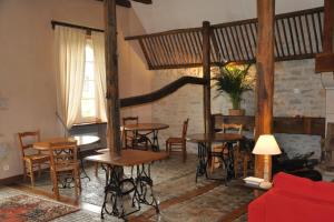 Ruang duduk di Domaine du Château la Rhue grand espace piscine