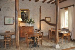 Ruang duduk di Domaine du Château la Rhue grand espace piscine