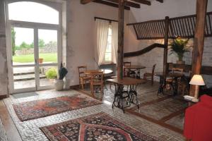 Ruang duduk di Domaine du Château la Rhue grand espace piscine