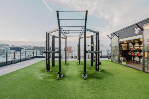 una vista dall'alto di un edificio con erba di Blueground SoMa pool nr Civic Center SFO-1373 a San Francisco