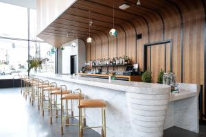un bar con una fila di sgabelli in un ristorante di Blueground SoMa pool nr Civic Center SFO-1373 a San Francisco
