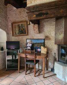 Televízia a/alebo spoločenská miestnosť v ubytovaní Dans la Cité de Rocamadour L'Oustal de Beline