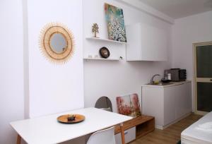 ドゥラスにあるApartel City Center 1の白いキッチン(テーブル、鏡付)