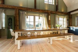 a dining room with a table and a bench at Spacious Vacation Apartment With A Garden View in Walow