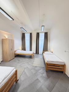 Postel nebo postele na pokoji v ubytování Sleep & Go Praha 5 Anděl