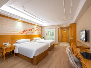 Sjónvarps- og/eða afþreyingartæki á Vienna International Hotel Changsha BBK Meixi Xintiandi Branch
