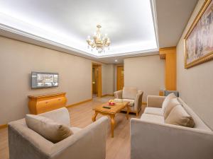 Sjónvarps- og/eða afþreyingartæki á Vienna International Hotel Changsha BBK Meixi Xintiandi Branch