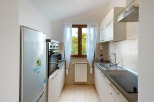 Kuchnia lub aneks kuchenny w obiekcie Villa Krasa sea view apartmants with pool