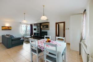 Telewizja i/lub zestaw kina domowego w obiekcie Villa Krasa sea view apartmants with pool
