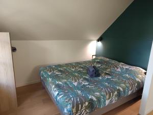 una camera da letto con un letto con uno zaino sopra di Appartement Studio Prieuré a Quimper