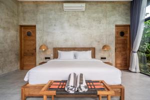 Ένα ή περισσότερα κρεβάτια σε δωμάτιο στο 5 BR Retreat Villa - Beach Access