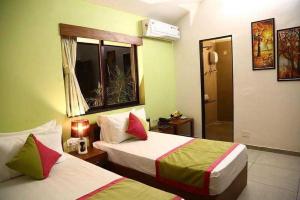 Palette The Royal Castle Resort Rajkot客房内的一张或多张床位