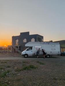 zwei Personen stehen neben einem Wohnmobil und einem Van in der Unterkunft Belgium Camp & Rooms jbilat Marrakesh  + 12 Fotos