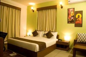Palette The Royal Castle Resort Rajkot客房内的一张或多张床位
