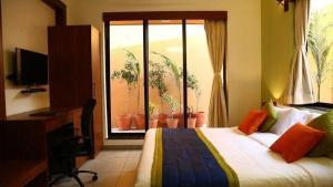 Palette The Royal Castle Resort Rajkot客房内的一张或多张床位