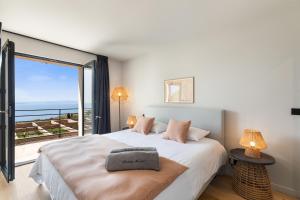 Postel nebo postele na pokoji v ubytování Sérénité Marine - Villa 14p avec piscine + 28 fotografií