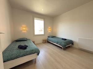 ヴァルラ・プラージュにあるValras-Loc L-Hippocampe, tout a pied - 2 chambresのベッド2台と窓のある寝室