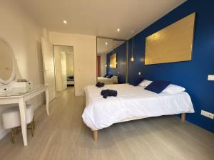 ヴァルラ・プラージュにあるValras-Loc L-Hippocampe, tout a pied - 2 chambresの青い壁のベッドルーム1室(大きな白いベッド1台付) +22枚の写真