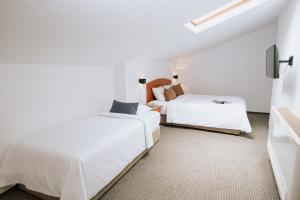 Un pat sau paturi într-o cameră la Duke Romana Suites by Olala!