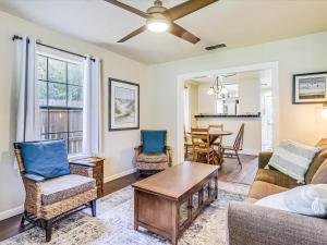 Una sala de estar con un sofá y sillas y una mesa. en Rockport Bungalow, en Rockport